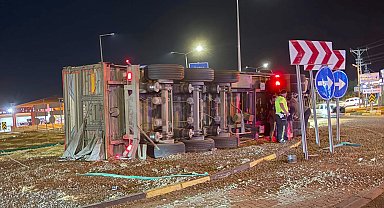 Gaziantep'te TIR devrildi; 17 ton arpa yola saçıldı