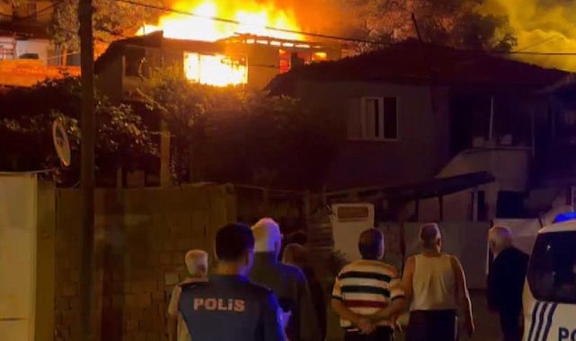 Gaziosmanpaşa'da 3 gecekondu alev alev yandı