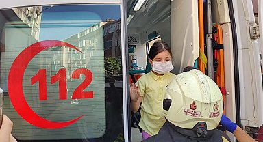 Gaziosmanpaşa'da yangında kurtarıldı; merak ettiği kardeşleriyle ambulansta buluşturuldu
