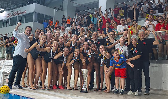 Göztepe su topunda kupaları çiftledi