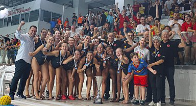 Göztepe su topunda kupaları çiftledi