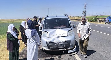 Hafif ticari araç ile motosiklet çarpıştı: 1'i bebek, 3 yaralı