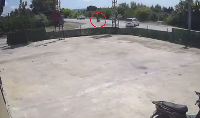 Hafif ticari araç ile motosiklet çarpıştı; 2 yaralı, kaza kamerada