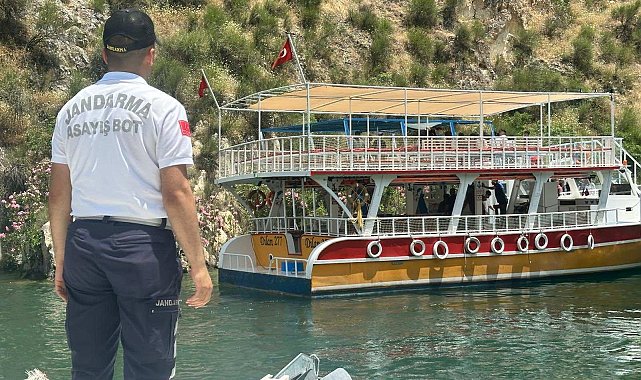 Halfeti'de arızalanıp sürüklenen tur teknesindeki 40 yolcuyu jandarma tahliye etti
