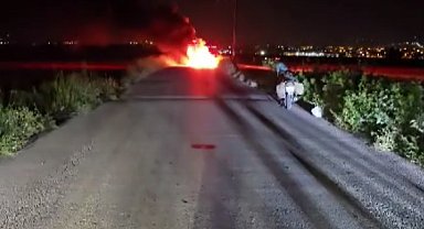 Hatay'da seyir halindeki otomobil yandı