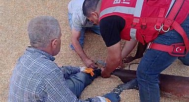 Helezon makinesine ayağı sıkışan çiftçi yaralandı