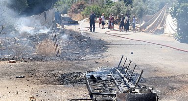Hurda demiri için ateşe verilen çekyattan sıçrayan yangın evleri tehdit etti