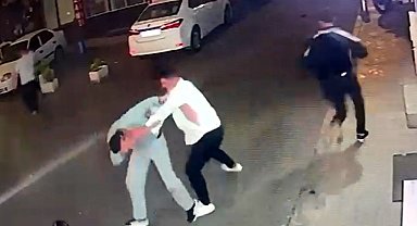 İki grup arasında sopa, tekme ve yumruklu kavga kamerada; 2 yaralı