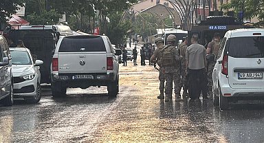 İşitme engelli kardeşini ve bir polis memurunu yaralayan şüpheli, operasyonla etkisiz hale getirildi