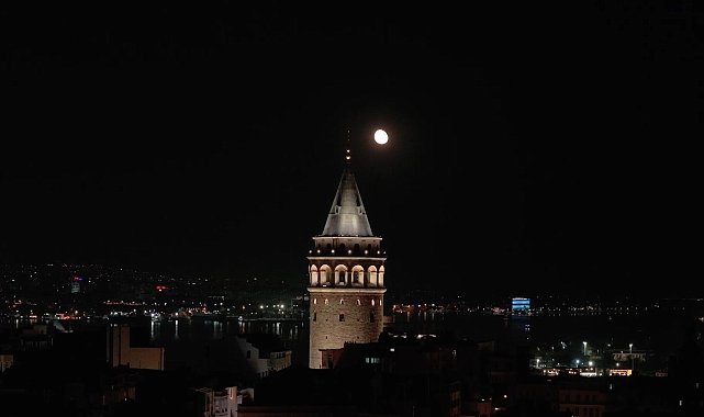 İstanbul'da dolunay seyirlik manzara oluşturdu