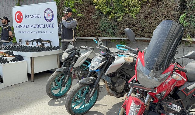 İstanbul'da iş yerlerine düzenlenen saldırılarda kullanılan silahlar emniyette sergilendi