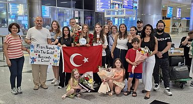 İtalya'da tarih yazan yüzücü Eda'ya İzmir'de coşkulu karşılama