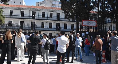 İzmir'de AYT heyecanı; veliler okul önlerinde bekleyişte