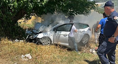 İzmir'de otomobil, ağaca çarptı: 4 ağır yaralı