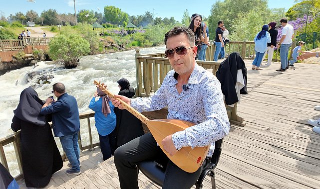Kaçak avcılığa dikkat çekmek için bağlama çalıp, türkü okudu