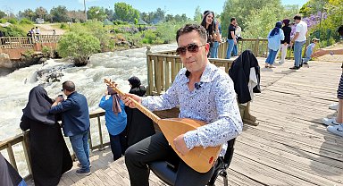 Kaçak avcılığa dikkat çekmek için bağlama çalıp, türkü okudu