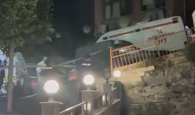 Kağıthane'de demir korkuluklara kabloyla asılı erkek cesedi bulundu