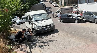 Kağıthane'de park halindeki otomobil yokuştan kayarak 3 araca çarptı; sahibi kaldırımda izledi