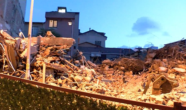 Kağıthane'de yıkım sırasında yanındaki binalar hasar gördü; 2 bina tahliye edildi