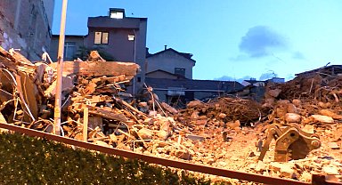 Kağıthane'de yıkım sırasında yanındaki binalar hasar gördü; 2 bina tahliye edildi