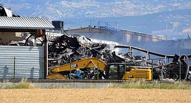 Kahramanmaraş'ta yanan fabrikadaki hasar, gün ağarınca ortaya çıktı