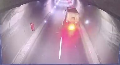 Kamyona çarpan motosikletin sürücüsü yaralandı; kaza kamerada