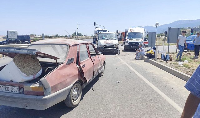 Kamyonet ile otomobil çarpıştı; 4 yaralı