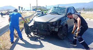Kamyonet ile tanker çarpıştı: 2 yaralı