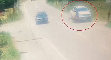 Kamyonetin çarptığı motosikletin sürücüsü ağır yaralandı; kaza kamerada