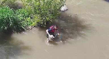 Kars Çayı'na düşen köpeği itfaiyeciler kurtardı
