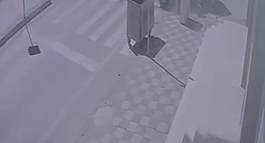 Karşı şeride geçen otomobilin ciple çarpıştığı kaza kamerada: 3 yaralı