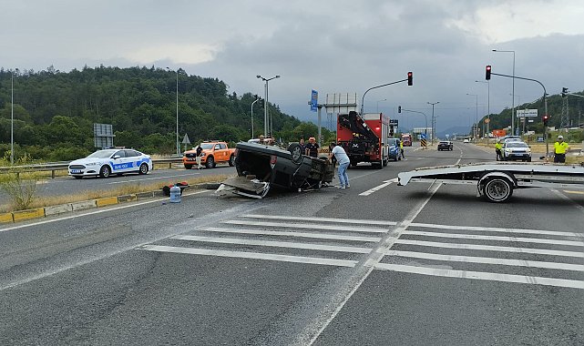 Kavşakta hafif ticari araçla çarpışan otomobil ters döndü; 4 yaralı