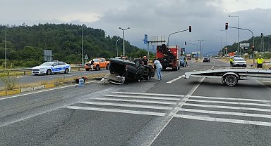 Kavşakta hafif ticari araçla çarpışan otomobil ters döndü; 4 yaralı