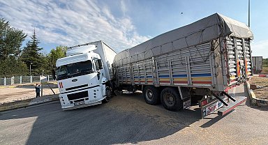 Kavşakta kamyonlar çarpıştı; kabinde sıkışan sürücü kurtarıldı