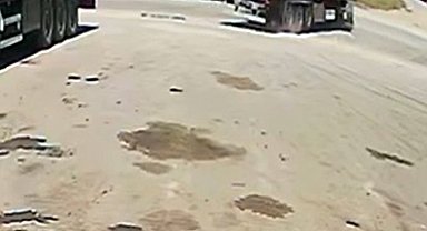 Kavşakta otomobille TIR çarpıştı; 3 yaralı