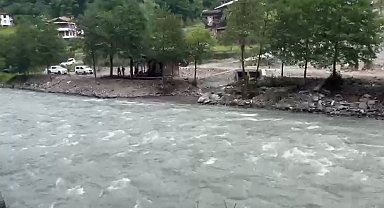 Kayıp gencin cansız bedenini dereden çıkaran AFAD ekibinin botu akıntıya kapıldı; 1 personel öldü, 4 personel kurtarıldı - YENİDEN