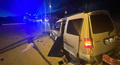 Kayseri'de hafif ticari araç ile otomobil çarpıştı: 1 ölü, 6 yaralı