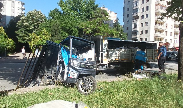 Kayseri'de otomobil ile elektrikli bisiklet çarpıştı: 5 yaralı