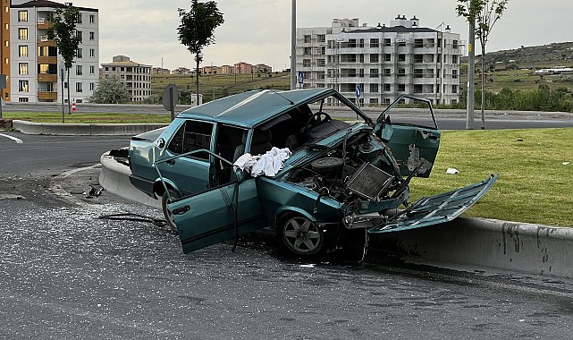 Kayseri'de otomobil refüje çarptı: 4 yaralı