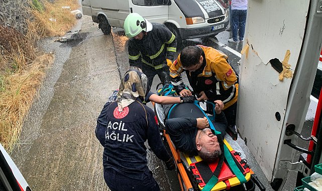 Kazazedelere yardım etmek için duranların minibüsüne otomobil çarptı: 2'si çocuk, 7 yaralı