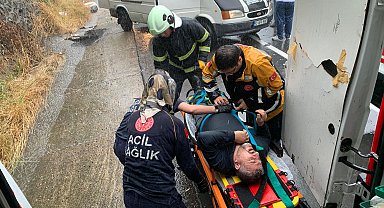 Kazazedelere yardım etmek için duranların minibüsüne otomobil çarptı: 2'si çocuk, 7 yaralı
