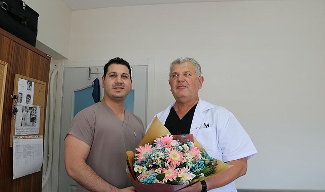 Kendisi gibi doktor olan babasına hastanede sürpriz Babalar Günü kutlaması