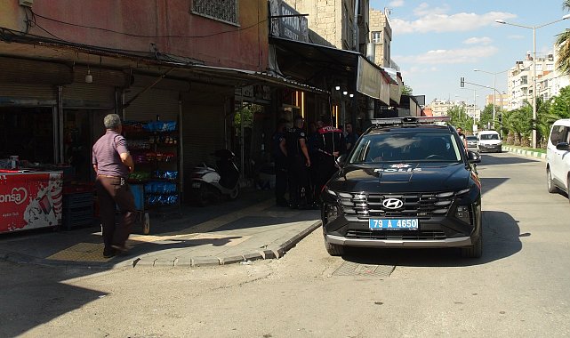 Kilis'te kebap salonunda bıçaklı kavga kamerada: 1 yaralı