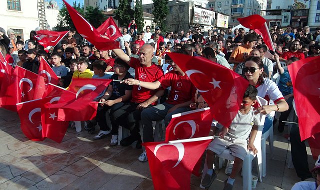 Kilis'te vatandaşlar milli takım maçını sokaktan takip etti