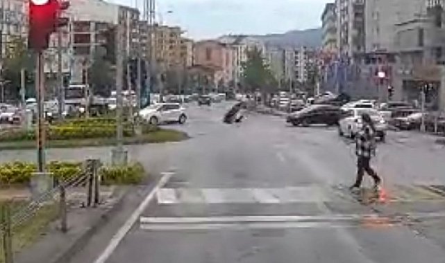 Kırmızı ışıkta geçen motosiklet, otomobile çarpt;, o anlar kamerada