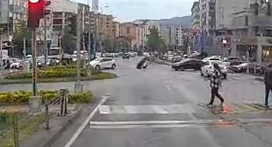 Kırmızı ışıkta geçen motosiklet, otomobile çarpt;, o anlar kamerada
