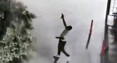 Komşusu ile tartıştı, bahçeye inip silahla ateş açtı