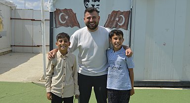 Konteyner kentte eğitim gören depremzede öğrencilerinin İstanbul hayalini gerçekleştirdi