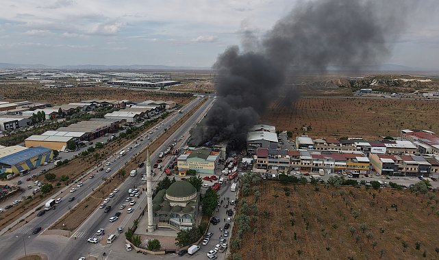 Konya'da yatak fabrikasında yangın; 1 itfaiye eri yaralandı