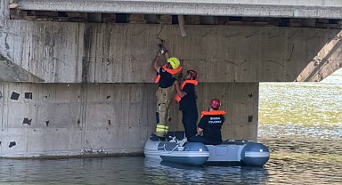 Köprü altında ipe takılarak mahsur kalan güvercini itfaiye ekipleri kurtardı